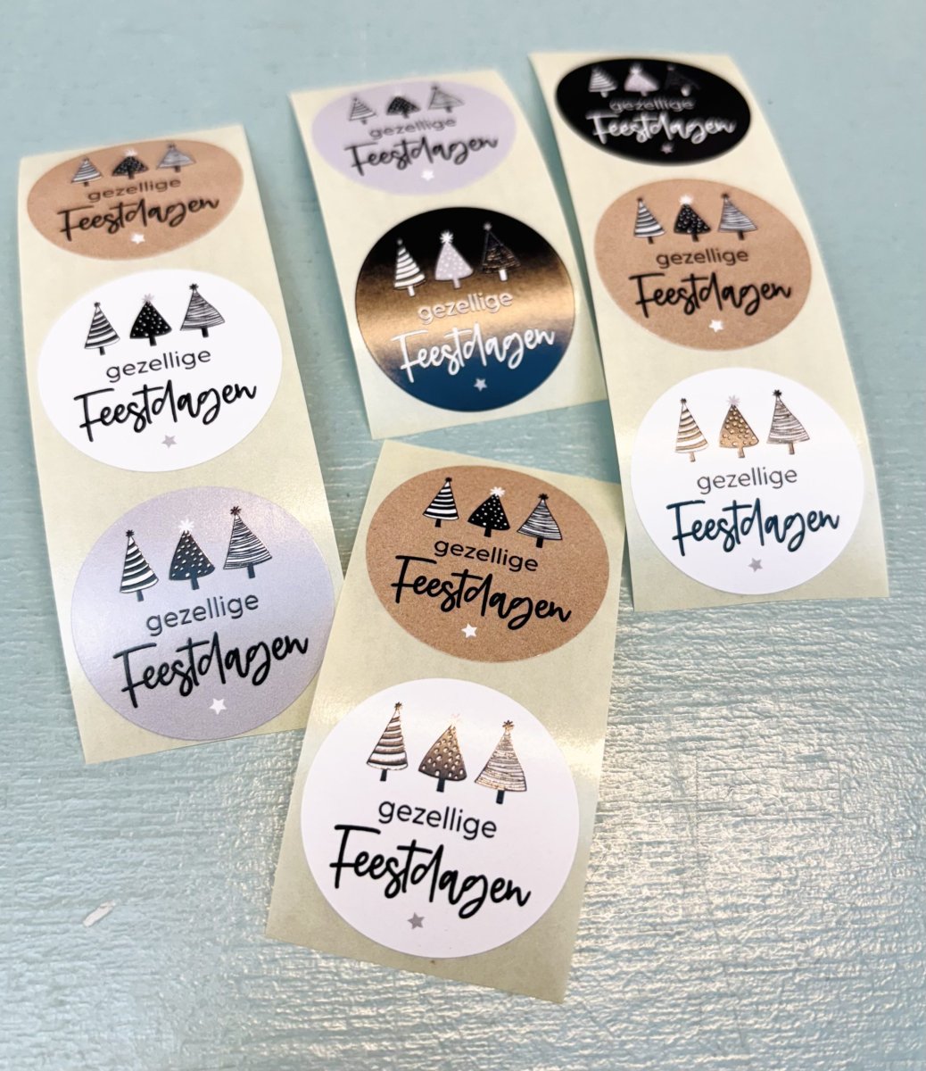 Sticker kerst rond 35mm , `Gezellige feestdagen 3 boompjes` kraft wit zwart grijs` ( mix van 10 stuks )