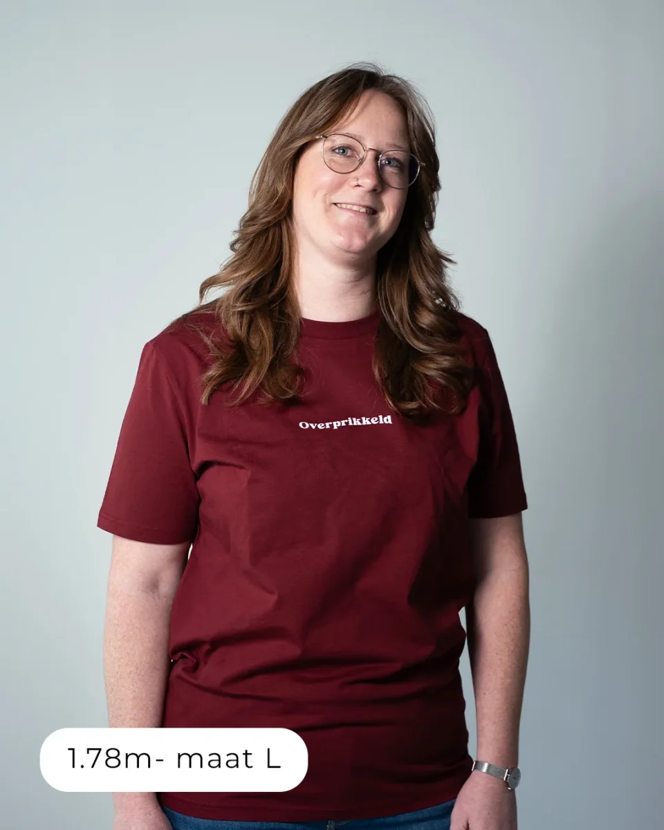 T-shirt 'Overprikkeld' Bordeauxrood – Unisex 100% Biologisch Katoen (Fair Wear) - Afbeelding 5